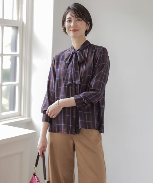 J.PRESS Ladies(J.プレス レディス)の「【一枚で着映え】セルロースチェック ボウタイ バンドカラー ブラウス(シャツ/ブラウス・レディース・ネイビー系3/ライトグレー系3・XS)」の3枚目の写真