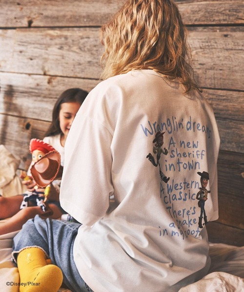 GLOBAL WORK(グローバルワーク)の「TOY STORY 5(トイ・ストーリー5)/ヘビロッTEE/812422(Tシャツ/カットソー・レディース・チャコールグレー/ホワイト系その他3/ホワイト系その他2/ブラック・SMALL/MEDIUM/LARGE)」の2枚目の写真