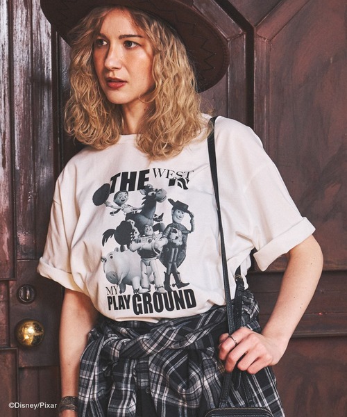 GLOBAL WORK(グローバルワーク)の「TOY STORY 5(トイ・ストーリー5)/ヘビロッTEE/812422(Tシャツ/カットソー・レディース・チャコールグレー/ホワイト系その他3/ホワイト系その他2/ブラック・SMALL/MEDIUM/LARGE)」の3枚目の写真