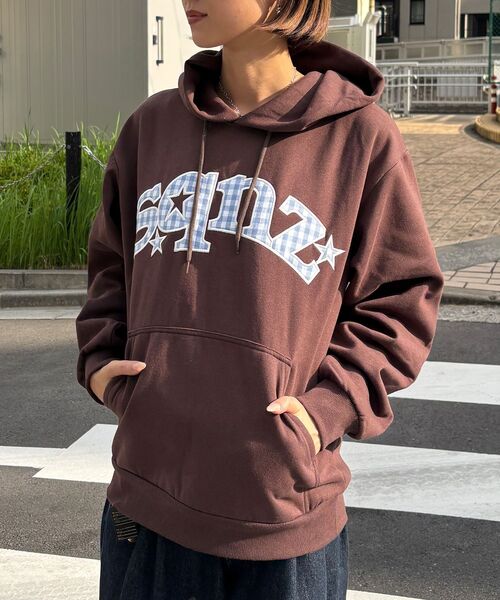 SEQUENZ(シークエンズ)の「※WEB限定 / チェック柄ワッペン / 短丈裏起毛ジップパーカー / sqnzgingham applique pk(パーカー・メンズ・ブラック/ブルー/ライトピンク/ブラウン・SMALL/MEDIUM/LARGE)」の2枚目の写真