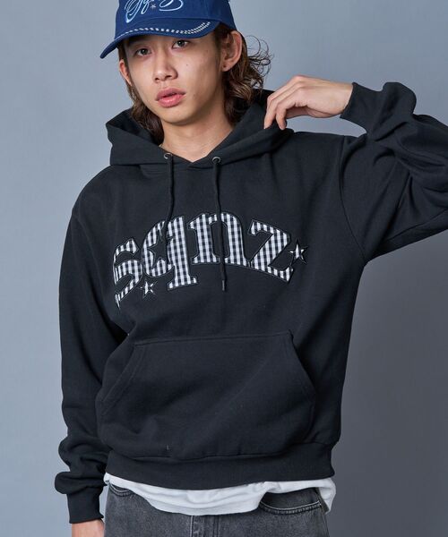SEQUENZ(シークエンズ)の「※WEB限定 / チェック柄ワッペン / 短丈裏起毛ジップパーカー / sqnzgingham applique pk(パーカー・メンズ・ブラック/ブルー/ライトピンク/ブラウン・SMALL/MEDIUM/LARGE)」の1枚目の写真