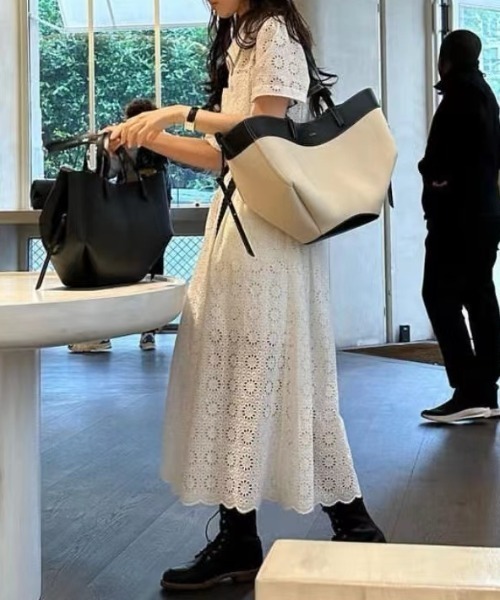 FLINEA(フリネア)の「レギュラーカラー刺繍パンチングレースシャツワンピース(シャツワンピース・レディース・ホワイト・FREE)」の4枚目の写真