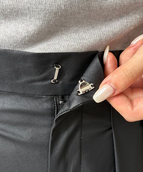 Thevon(ゼボン)の「ウォッシャブルFレザータックパンツ(その他パンツ・レディース・グレイッシュベージュ/ブラック/ブラウン・S/M)」の16枚目の写真