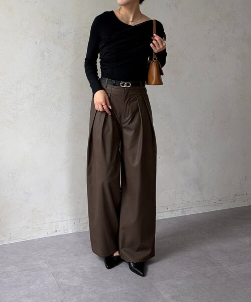 Thevon(ゼボン)の「ウォッシャブルFレザータックパンツ(その他パンツ・レディース・グレイッシュベージュ/ブラック/ブラウン・S/M)」の17枚目の写真