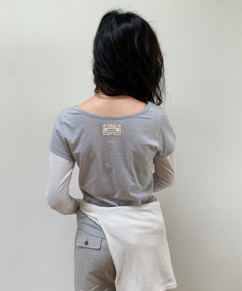OHESHIO(オヘシオ)の「FLORAL LABEL レイヤードTシャツ(グレー)(Tシャツ/カットソー・レディース・その他・FREE)」の2枚目の写真