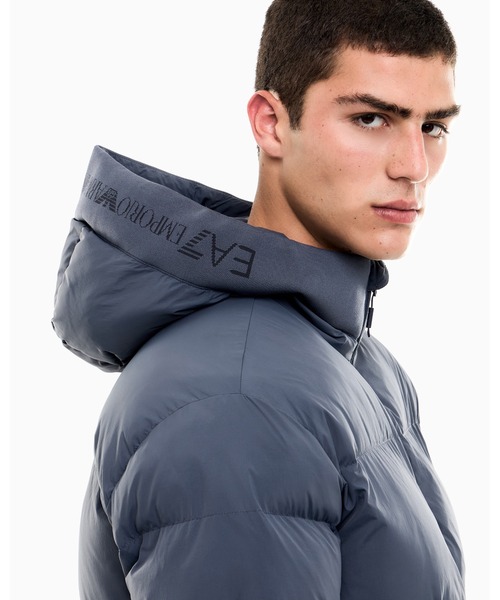 EMPORIO ARMANI EA7(エンポリオアルマーニイーエーセブン)の「【エンポリオ アルマーニ EA7】オーバーサイズロゴフードパデッドジャケット(ダウンジャケット/コート・メンズ・グレイッシュブルー/ブラック・LARGE/X-LARGE/SMALL/MEDIUM/X-SMALL)」の4枚目の写真