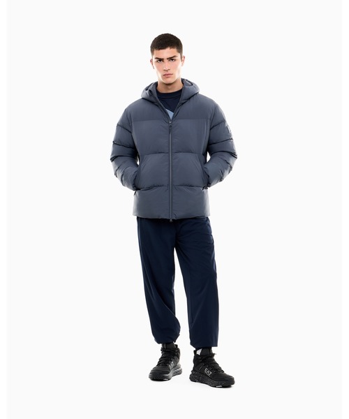EMPORIO ARMANI EA7(エンポリオアルマーニイーエーセブン)の「【エンポリオ アルマーニ EA7】オーバーサイズロゴフードパデッドジャケット(ダウンジャケット/コート・メンズ・グレイッシュブルー/ブラック・LARGE/X-LARGE/SMALL/MEDIUM/X-SMALL)」の5枚目の写真