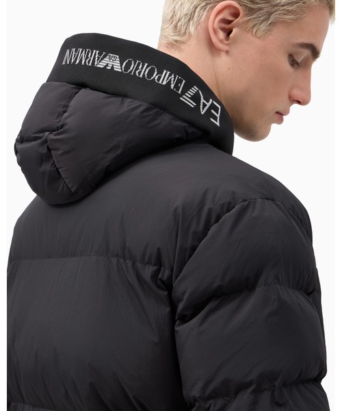 EMPORIO ARMANI EA7(エンポリオアルマーニイーエーセブン)の「【エンポリオ アルマーニ EA7】オーバーサイズロゴフードパデッドジャケット(ダウンジャケット/コート・メンズ・グレイッシュブルー/ブラック・LARGE/X-LARGE/SMALL/MEDIUM/X-SMALL)」の11枚目の写真