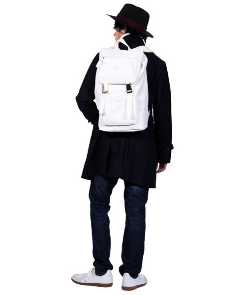 ８(eight)（エイト）の「スクエア リュックサック リュック PUレザー （バックパック/リュック・メンズ・ホワイト/ブラック×ホワイト/ブラック・FREE）」の4枚目の写真