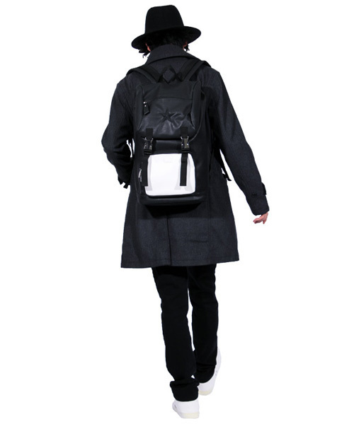 ８(eight)（エイト）の「スクエア リュックサック リュック PUレザー （バックパック/リュック・メンズ・ホワイト/ブラック×ホワイト/ブラック・FREE）」の6枚目の写真