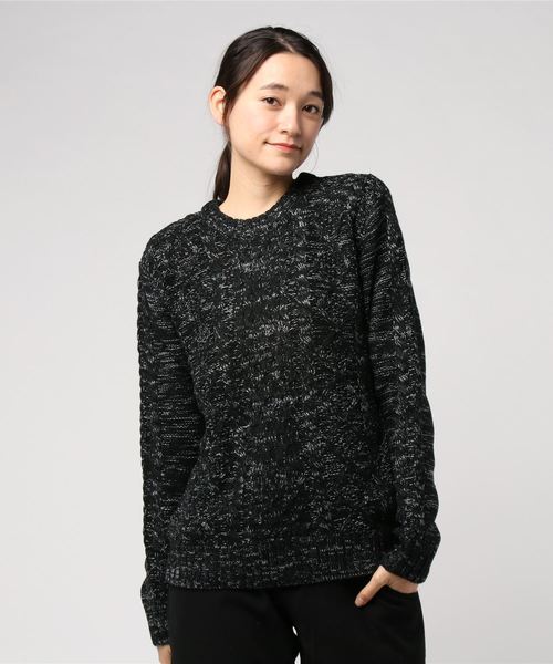 Bling Leads（ブリングリーズ）の「【Bl】【Bling Leads】ケーブルクルーニット（ニット/セーター・レディース・ブラック/ネイビー/レッド/ワインレッド/ホワイト系その他/ブラック系その他/グレー系その他/ブルー系その他/キャメル/ホワイト系その他2/ブラック系その他2/グレー系その他2/ブラウン/ベージュ/ライトパープル/ネイビー×ホワイト/ブラック×ホワイト/グリーン系/その他2/その他1/ブルーグレー・MEDIUM/LARGE/X-LARGE）」の6枚目の写真