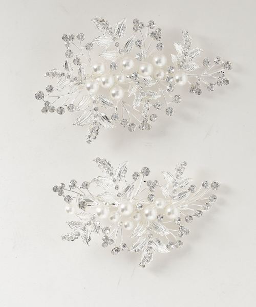 Kana(カナ)の「枝葉のモチーフ パールとビジューのシルバー ヘアクリップ【2セット】 結婚式 お呼ばれ オケージョン(バレッタ/ヘアクリップ・レディース・シルバー・フリー)」の8枚目の写真