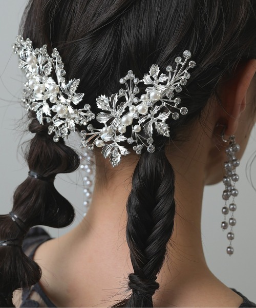 Kana(カナ)の「枝葉のモチーフ パールとビジューのシルバー ヘアクリップ【2セット】 結婚式 お呼ばれ オケージョン(バレッタ/ヘアクリップ・レディース・シルバー・フリー)」の10枚目の写真
