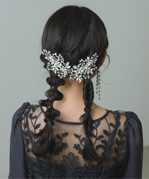 Kana(カナ)の「枝葉のモチーフ パールとビジューのシルバー ヘアクリップ【2セット】 結婚式 お呼ばれ オケージョン(バレッタ/ヘアクリップ・レディース・シルバー・フリー)」の11枚目の写真