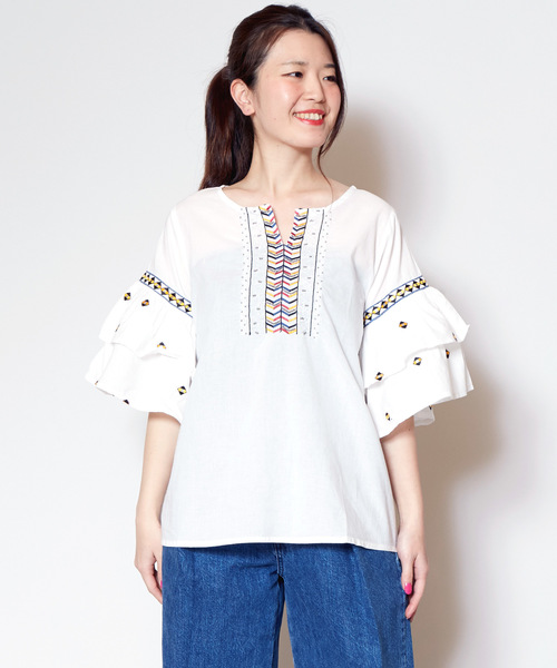 チャイハネ(チャイハネ)の「【チャイハネ】フォークロア刺繍ティアードスリーブトップス(シャツ/ブラウス・レディース・ホワイト/ブルー・FREE)」の1枚目の写真
