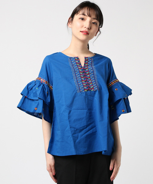 チャイハネ(チャイハネ)の「【チャイハネ】フォークロア刺繍ティアードスリーブトップス(シャツ/ブラウス・レディース・ホワイト/ブルー・FREE)」の2枚目の写真