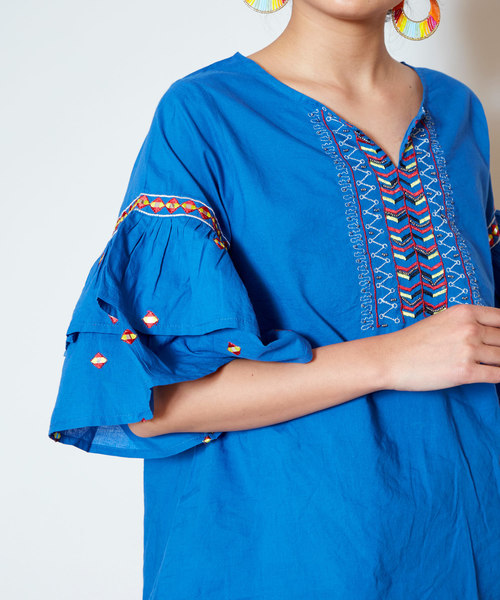 チャイハネ(チャイハネ)の「【チャイハネ】フォークロア刺繍ティアードスリーブトップス(シャツ/ブラウス・レディース・ホワイト/ブルー・FREE)」の3枚目の写真