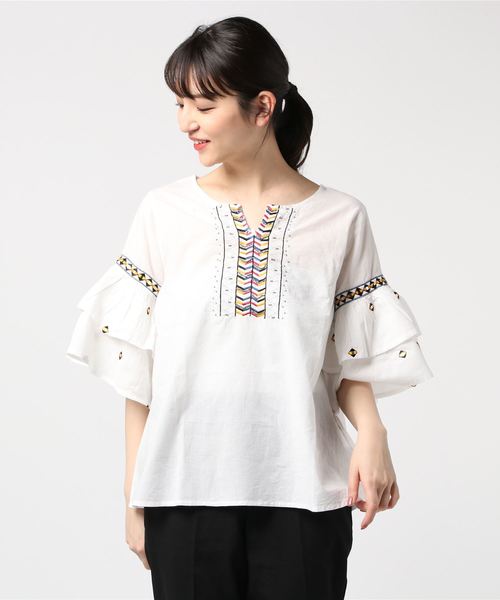 チャイハネ(チャイハネ)の「【チャイハネ】フォークロア刺繍ティアードスリーブトップス(シャツ/ブラウス・レディース・ホワイト/ブルー・FREE)」の4枚目の写真