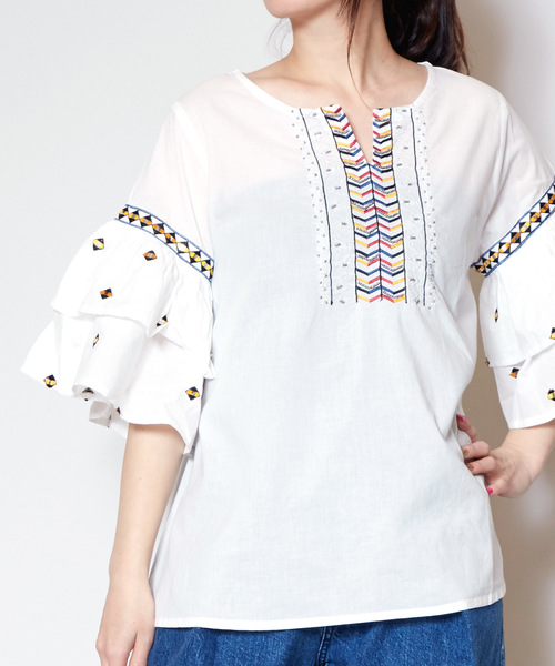 チャイハネ(チャイハネ)の「【チャイハネ】フォークロア刺繍ティアードスリーブトップス(シャツ/ブラウス・レディース・ホワイト/ブルー・FREE)」の6枚目の写真