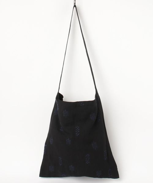 nop de nod（ノップドゥノッド）の「Laukku リネン刺繍 ショルダー（ショルダーバッグ・レディース・ブラック/キナリ・8）」の3枚目の写真