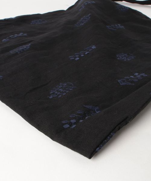 nop de nod（ノップドゥノッド）の「Laukku リネン刺繍 ショルダー（ショルダーバッグ・レディース・ブラック/キナリ・8）」の4枚目の写真