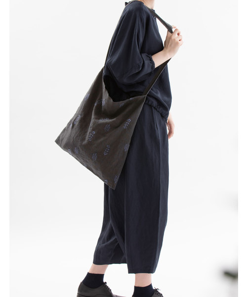 nop de nod（ノップドゥノッド）の「Laukku リネン刺繍 ショルダー（ショルダーバッグ・レディース・ブラック/キナリ・8）」の2枚目の写真