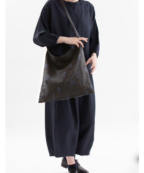 nop de nod（ノップドゥノッド）の「Laukku リネン刺繍 ショルダー（ショルダーバッグ・レディース・ブラック/キナリ・8）」の7枚目の写真