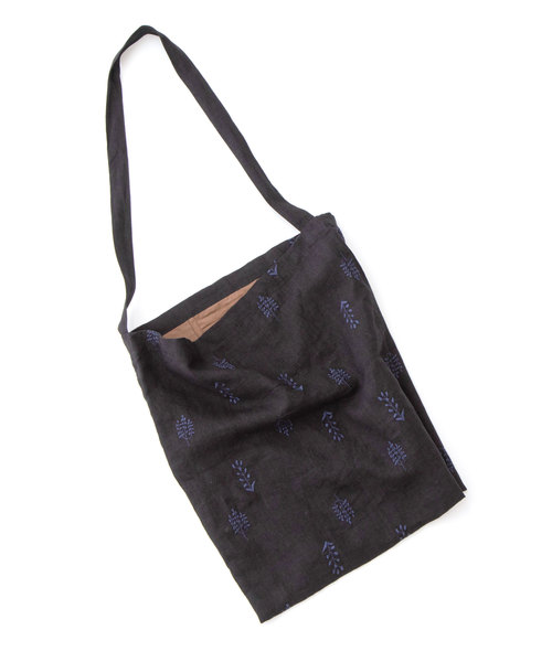nop de nod（ノップドゥノッド）の「Laukku リネン刺繍 ショルダー（ショルダーバッグ・レディース・ブラック/キナリ・8）」の9枚目の写真