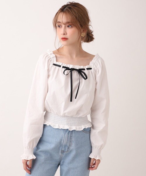 one after another NICE CLAUP(ワンアフターアナザーナイスクラップ)の「【WEB限定】リボンシャーリング2Wayブラウス(シャツ/ブラウス・レディース・オフホワイト/ベージュ/カーキ・FREE)」の2枚目の写真