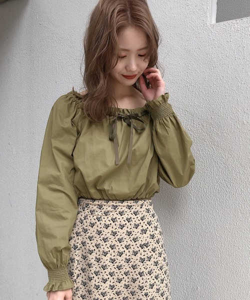 one after another NICE CLAUP(ワンアフターアナザーナイスクラップ)の「【WEB限定】リボンシャーリング2Wayブラウス(シャツ/ブラウス・レディース・オフホワイト/ベージュ/カーキ・FREE)」の1枚目の写真