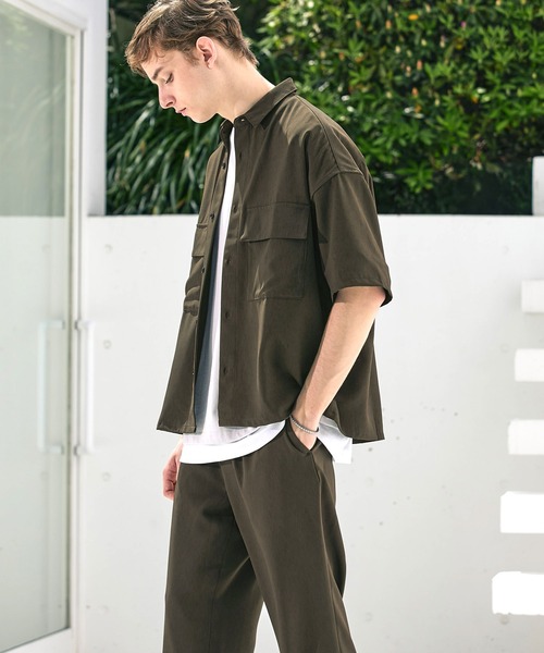 EMMA CLOTHES(エマクローズ)の「【セットアップ】ブライトポプリン レギュラーカラーシャツ オーバー ドレープ CPOシャツ&ワイドアンクルシェフパンツ ワンマイルウェア(シャツ/ブラウス・メンズ・ブラック/ブラウン/ベージュ/グリーン系その他/ベージュ系その他/ベージュ系その他2/ブラック系その他/グレイッシュベージュ/ライラック/グレイッシュブルー・M/L/S)」の3枚目の写真