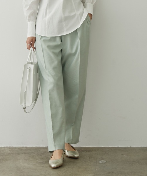 SALON adam et rope'（サロン アダム エ ロペ）の「バックベルト付き麻混タックパンツ（その他パンツ・レディース・ブラック/ベージュ/ライトグリーン・M/S）」の3枚目の写真