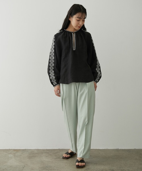 SALON adam et rope'（サロン アダム エ ロペ）の「バックベルト付き麻混タックパンツ（その他パンツ・レディース・ブラック/ベージュ/ライトグリーン・M/S）」の6枚目の写真