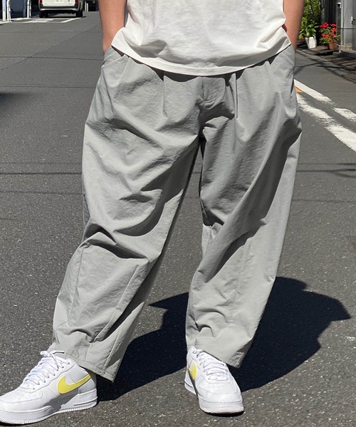 KGFR（カガフリ）の「直営店・WEB限定 KGFR(カガフリ)ダブルタックワイドテーパードパンツ（その他パンツ・メンズ・ブラック/ベージュ/ライトグリーン/アイボリー・S/M/L）」の6枚目の写真