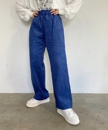 お絵かきをするコーデュロイワイドストレートパンツ