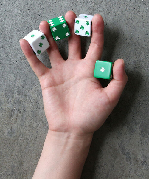 bpr BEAMS(ビーピーアール ビームス )の「Koplow Games / Lucky Shamrock Dice(おもちゃ・メンズ・ホワイト/グリーン・ONE SIZE)」の3枚目の写真