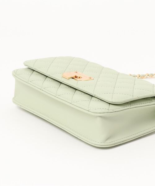 CHARLES & KEITH（チャールズ & キース）の「キルテッドプッシュロック クラッチ / Quilted Push-Lock Clutch（クラッチバッグ・レディース・ミント/クリーム/ネイビー・S）」の5枚目の写真