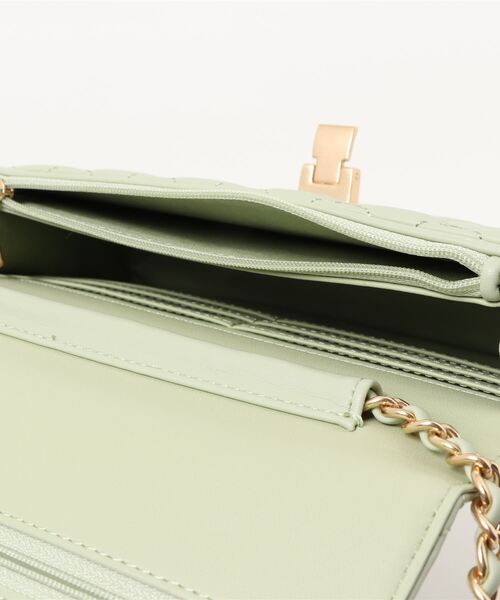 CHARLES & KEITH（チャールズ & キース）の「キルテッドプッシュロック クラッチ / Quilted Push-Lock Clutch（クラッチバッグ・レディース・ミント/クリーム/ネイビー・S）」の6枚目の写真