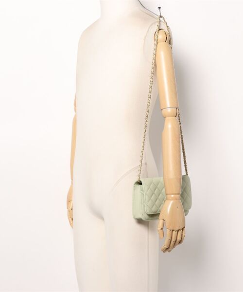 CHARLES & KEITH（チャールズ & キース）の「キルテッドプッシュロック クラッチ / Quilted Push-Lock Clutch（クラッチバッグ・レディース・ミント/クリーム/ネイビー・S）」の7枚目の写真