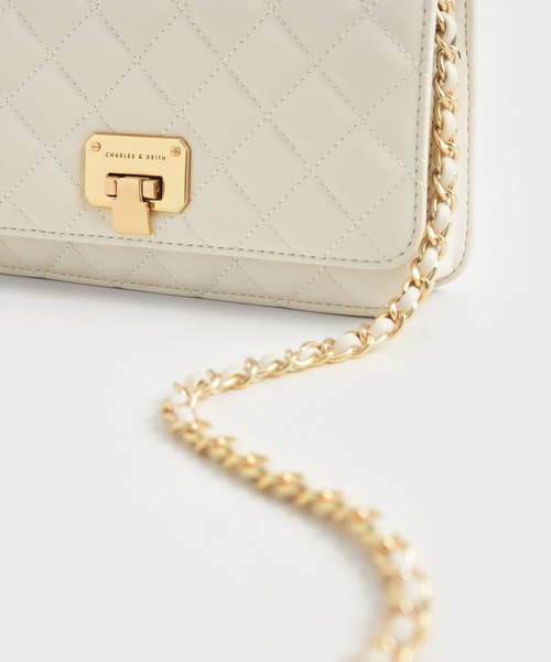 CHARLES & KEITH（チャールズ & キース）の「キルテッドプッシュロック クラッチ / Quilted Push-Lock Clutch（クラッチバッグ・レディース・ミント/クリーム/ネイビー・S）」の9枚目の写真