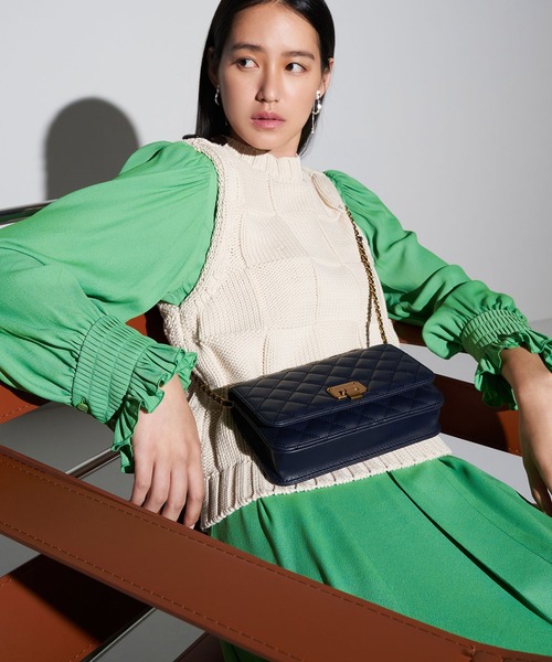 CHARLES & KEITH（チャールズ & キース）の「キルテッドプッシュロック クラッチ / Quilted Push-Lock Clutch（クラッチバッグ・レディース・ミント/クリーム/ネイビー・S）」の22枚目の写真