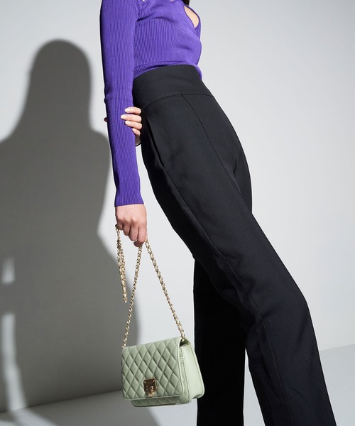 CHARLES & KEITH（チャールズ & キース）の「キルテッドプッシュロック クラッチ / Quilted Push-Lock Clutch（クラッチバッグ・レディース・ミント/クリーム/ネイビー・S）」の15枚目の写真