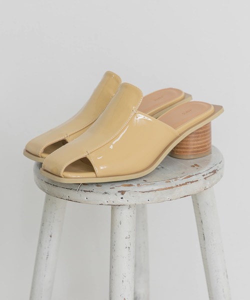 KBF(ケイビーエフ)の「エナメルサンダル(サンダル・レディース・ネイビー/オフホワイト/キャメル・38/36/37)」の3枚目の写真