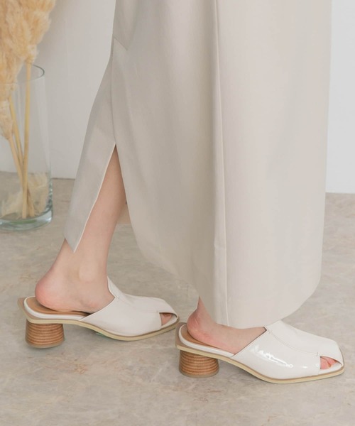 KBF(ケイビーエフ)の「エナメルサンダル(サンダル・レディース・ネイビー/オフホワイト/キャメル・38/36/37)」の7枚目の写真