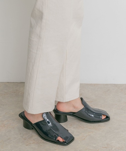 KBF(ケイビーエフ)の「エナメルサンダル(サンダル・レディース・ネイビー/オフホワイト/キャメル・38/36/37)」の5枚目の写真