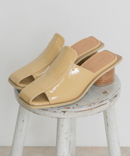 KBF(ケイビーエフ)の「エナメルサンダル(サンダル・レディース・ネイビー/オフホワイト/キャメル・38/36/37)」の4枚目の写真