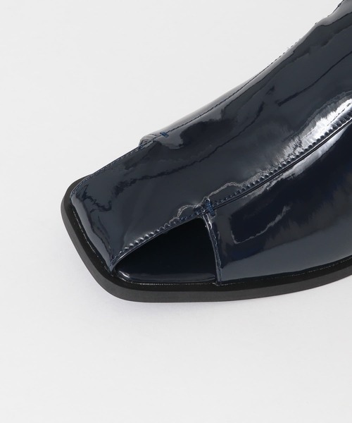 KBF(ケイビーエフ)の「エナメルサンダル(サンダル・レディース・ネイビー/オフホワイト/キャメル・38/36/37)」の12枚目の写真