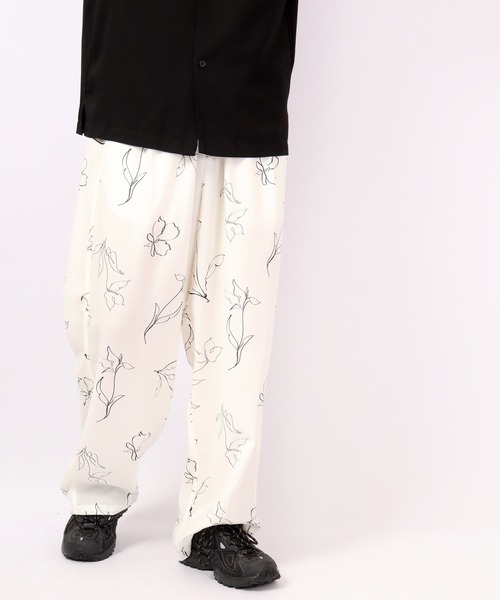 Naive magic（ナイーブマジック）の「NAIVE MAGIC 接触冷感とろみ素材 レトロ総柄バル－ンパンツ（その他パンツ・メンズ・ホワイト/ブラック/グリーン/アイボリー・M/L）」の2枚目の写真