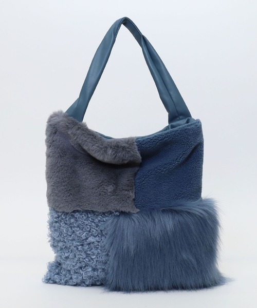 COOCO（クーコ）の「ｐｏｐｐｙ　エコファーパッチワークショルダーバッグ／Ａ４対応（ショルダーバッグ・レディース・ブラック/ベージュ/グレー/ブルー・9）」の4枚目の写真