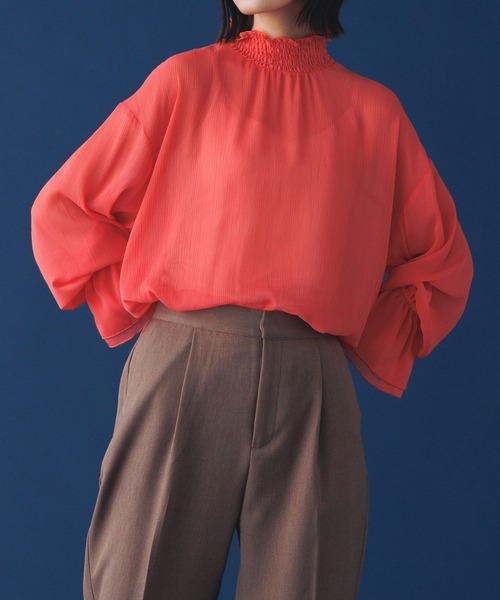 hunch(ハンチ)の「無地シャーリングネックブラウス(シャツ/ブラウス・レディース・オフホワイト/グレー/ピンク・FREE)」の1枚目の写真